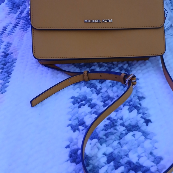 Authentic Michael Kors Saffiano Crossbody Bag - Picture 5 of 10
